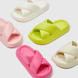 Gai Fashion Girls Cross Slipper Soft Eva Dikke bodem dames binnen schoenen vrouwelijk thuis strand flip flops zomer slippers 230710