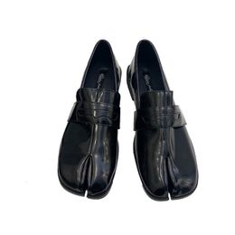 GAI GAI Zapatos planos de vestir Tabi Ninja Mocasines Punta redonda con punta abierta Mujeres poco profundas Mulas con talón descubierto Zapatos de cuero Mocasines suaves 230724