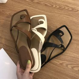 GAI Slippers Vrouwen Zomer Koreaanse Versie Clip Teen Slippers Outdoor Mode Platte Casual Antislip Sandalen Vrouwelijke Strand Muilezels 230428 GAI