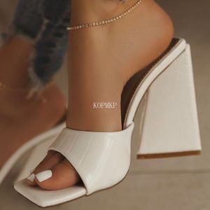 GAI Zomer Sexy Witte Driehoek Dikke Hak Sandalen Hakken Straat Vrouw Vierkante Tenen Dress Party Schoenen voor Vrouwen 230314 GAI