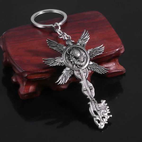 RESIDENTES DE JUEGO Evils 8 Village Keychain Vintage de seis alas nonacles llave colgante de llave para hombres joyas de titular de la llave del automóvil para hombres