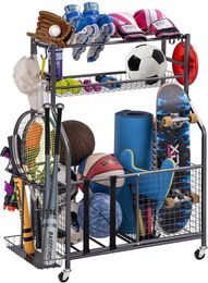 Organisateur de stockage d'équipement de garage avec paniers et crochets faciles à assembler - Sports Ball Gear Rack contient des ballons de basket, des chauves-souris de baseball