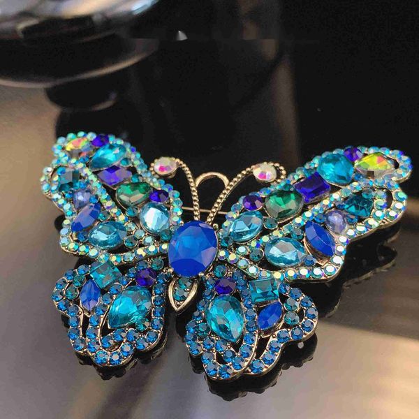 Les ailes du papillon Garanzie flottent. Créatif, tendance, personnalisé et élégant. Broche papillon bleue polyvalente 231015