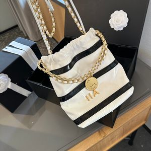 Sac à ordures Designer Femmes Sac à bandoulière en cuir en cuir en noir et blanc Stripes Gold Hardware Lettrage Metal Dac à main Luxur