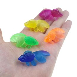 Décorations de jardin 10Pcslot Coloré Simulation Poisson Rouge Modèle En Caoutchouc Doux Poisson D'or Petits Enfants Jouet En Plastique Cadeau Jouets Pour 230621