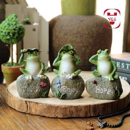 Décorations de jardin 3pcs / set Grenouille miniature en résine assise sur une statue de pierre Jardin Décoration extérieure Ornement de maison Cour Artisanat Figurine Cadeau L230714