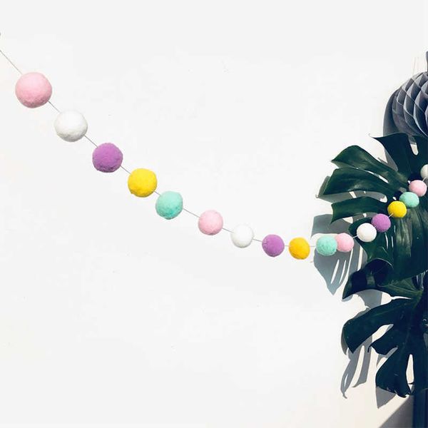 Décorations de jardin guirlande de boules de cheveux colorées série nordique laine feutre boule chaîne à la main décor de chambre d'enfants