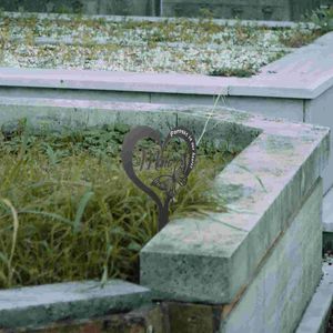 Decoraciones de jardín decoración cementerio tumba de metal marcador mamá placa de mariposa de pila conmemorativa (negro) para lápida insertada madre