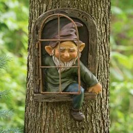 Decorazioni da giardino Elfo fuori dalla porta/finestra Albero Hugger Naughty Garden Gnome Statua Decorazione per albero 231025