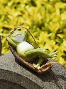 Décorations de jardin Figurines Miniature drôle grenouille statue résine dormir sur balançoire sculptures pour patio cour pelouse porche arrière-cour FU
