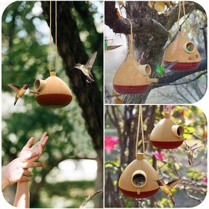 Tuindecoraties Hummingbird House Handgeweven Bird Nesting Cottage Natural Grass Hung Bird For Garden Lawn For Finch Canary Garden Decorations L230715