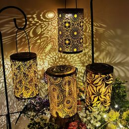 Tuindecoraties Solar Lamp Balkon Binnenplaats Outdoor Landschap Decoratie Holle Licht En Schaduw Pastorale Gegoten Lantaarn 230727