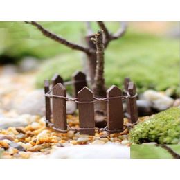 Decoraciones de jardín Madera Animal 50 PCS Valla Palisade Miniatura Hada Casas Casas Decoración Mini Craft Micro Landsca Decoración Drop Deli Dhzle