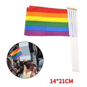 Bandera del orgullo gay Palo de plástico Bandera de la mano del arco iris Bandera del orgullo gay lesbiano estadounidense Bandera LGBT 14 * 21 cm Banderas del arco iris