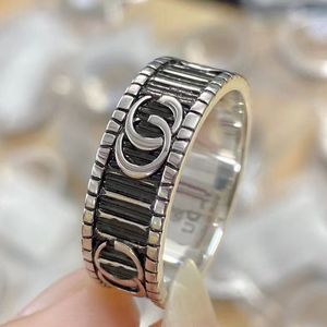 Gear Stripe Ring Retro Old Ins Ring Men Mujeres con la misma pareja Diseñador de anillo Valentín Joyería de diseñador de regalos para mujeres franqueo gratuito.