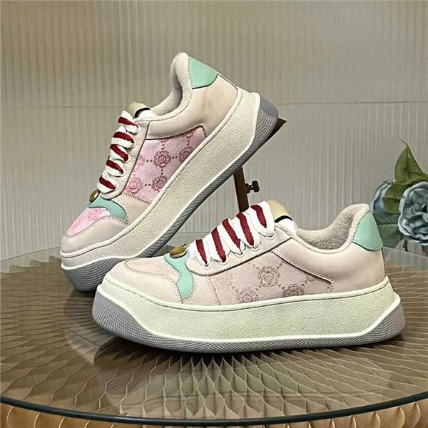 Véritable Guangzhou cuir à semelles épaisses chaussures de pain sale pour les femmes au printemps 2024 hauteur augmentant Internet célébrité mode tendance décontractée