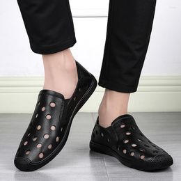 Véritable sandales creuses en cuir été chaussures de créateur hommes décontracté respirant trou affaires mocassins bureau hommes pantoufles