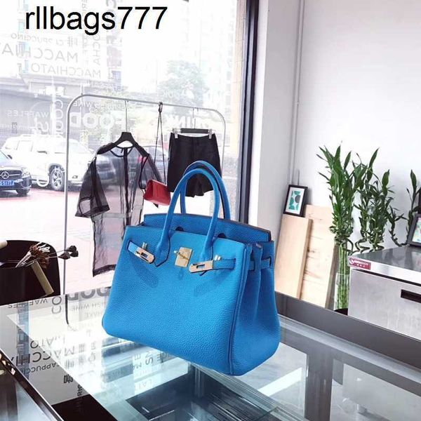 Bolsos de diseñador Bk de cuero genuino Patrón de lichi azul cielo Capa de cabeza Ganado Bolso suave y brillante para mujer Mensajero de un hombro hecho a mano