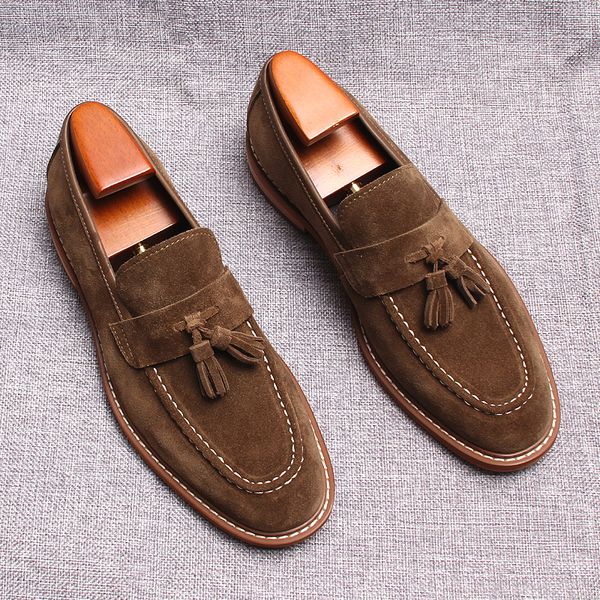 Véritable cuir hommes chaussures faites à la main de luxe en daim mocassins hommes mocassins glands noir marron robe de mariée chaussures appartements décontractés