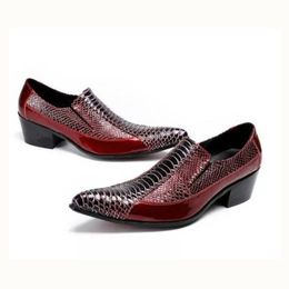 Men de cuero genuino Nuevo patrón de piel de serpiente roja vestida de fiesta de punta puntiaguda zapatos de negocios altos tacones de negocios