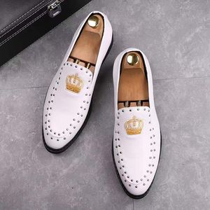 Sapatos masculinos de couro genuíno oxfords bordado coroa sapato de negócios para homens preto branco sapatos de festa de casamento