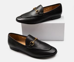 Lederen metalen gesp nieuwe collectie vrouwen trouwschoenen zwart fluwelen loafers klinknagels platte schoenen gratis verzending
