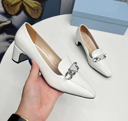 Echt leer puntige formele schoenen met hoge hakken designer metalen driehoek logo ronde kop ondiepe mond Lefu damesschoenen EU35-41