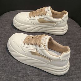 Petites chaussures blanches en cuir véritable pour femme avec semelles épaisses et hauteur augmentée.Printemps 2024 nouvelles chaussures à semelle souple légères et polyvalentes pour chaussures de sport décontractées