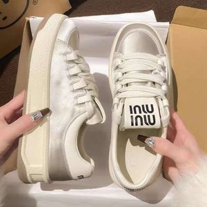 Petites chaussures blanches en cuir véritable à semelle épaisse et pain surélevé pour femmes au printemps 2024, nouvelles chaussures de sport et de loisirs à la mode et polyvalentes