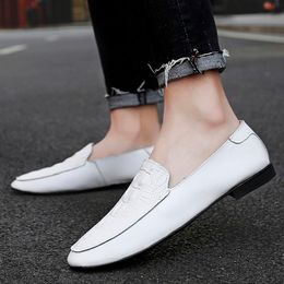 Genuino mocasés de verano Slip de cuero en vestido casual zapatos brogue spring clásico macho blancos hombres blancos