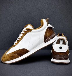 Véritable concepteur en cuir vintage des chaussures de sport blanches légères moes de mode.