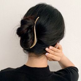 Pinzas geométricas irregulares para el pelo mediano, accesorios para el cabello a la moda para mujeres, pinzas de Metal doradas, plateadas y negras, joyería para niñas, novedad de 2023