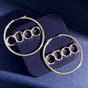 Diseñador de aretes redondos geométricos para mujeres Minimalismo de gama alta Estilo moderno Pendiente de perno chapado en oro Pendientes de letras de lujo 2024 Accesorios ZL175 I4