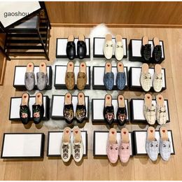 Gglies Gclies Diseñador Mulas Zapatillas Sandalias de cuero Zapatos casuales Zapato de cadena Mocasines de mujer Horsebit Half Drag Princetown Metal Cowhide Slipper EAU8