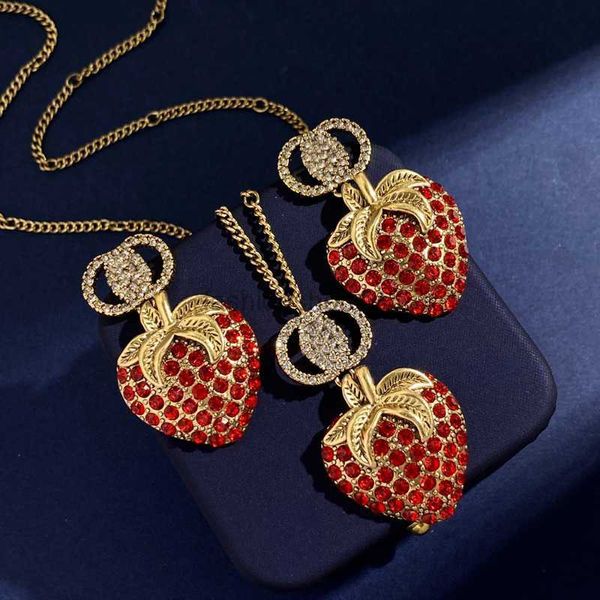 GGlies Strawberry Diamond Brincos Designer Colares para Mulheres Pingente Moda Carta Gold Studs Luxurys Hoop Brinco Jóias Set Box Novo 22031503