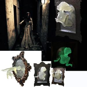 Ghost in the Mirror Wall Decor Glow Dark Halloween 3D Horreur Sculptures Spooky Resin Luminous Statue Ornements 240521