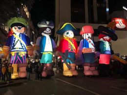 Giant Opblaasbare Piraat Familielid Inflatables Piraat Schip Inflatables Ballon met Blower voor City Parade Decoratie