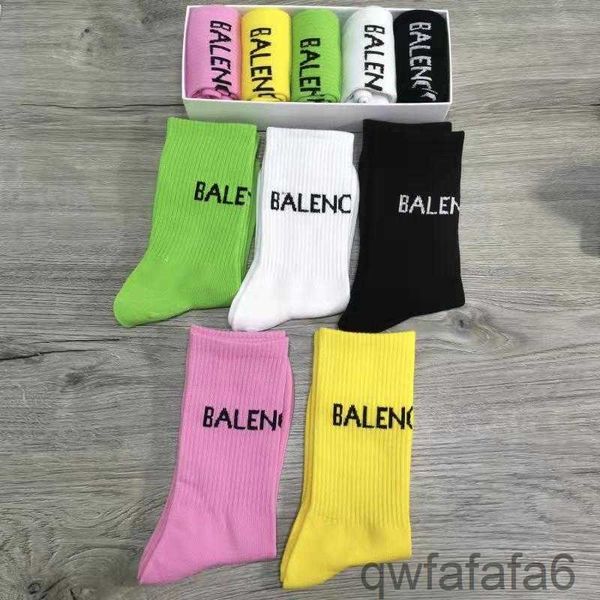 Caja de regalo Calcetines Diseñador Color Carta Hombres Mujeres Algodón Skateboard Street Casual Calcetín LEM8