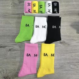 Chaussettes de boîte à cadeau concepteur de couleurs de lettres de lettres hommes femmes chaussettes de skate coton rue décontractée