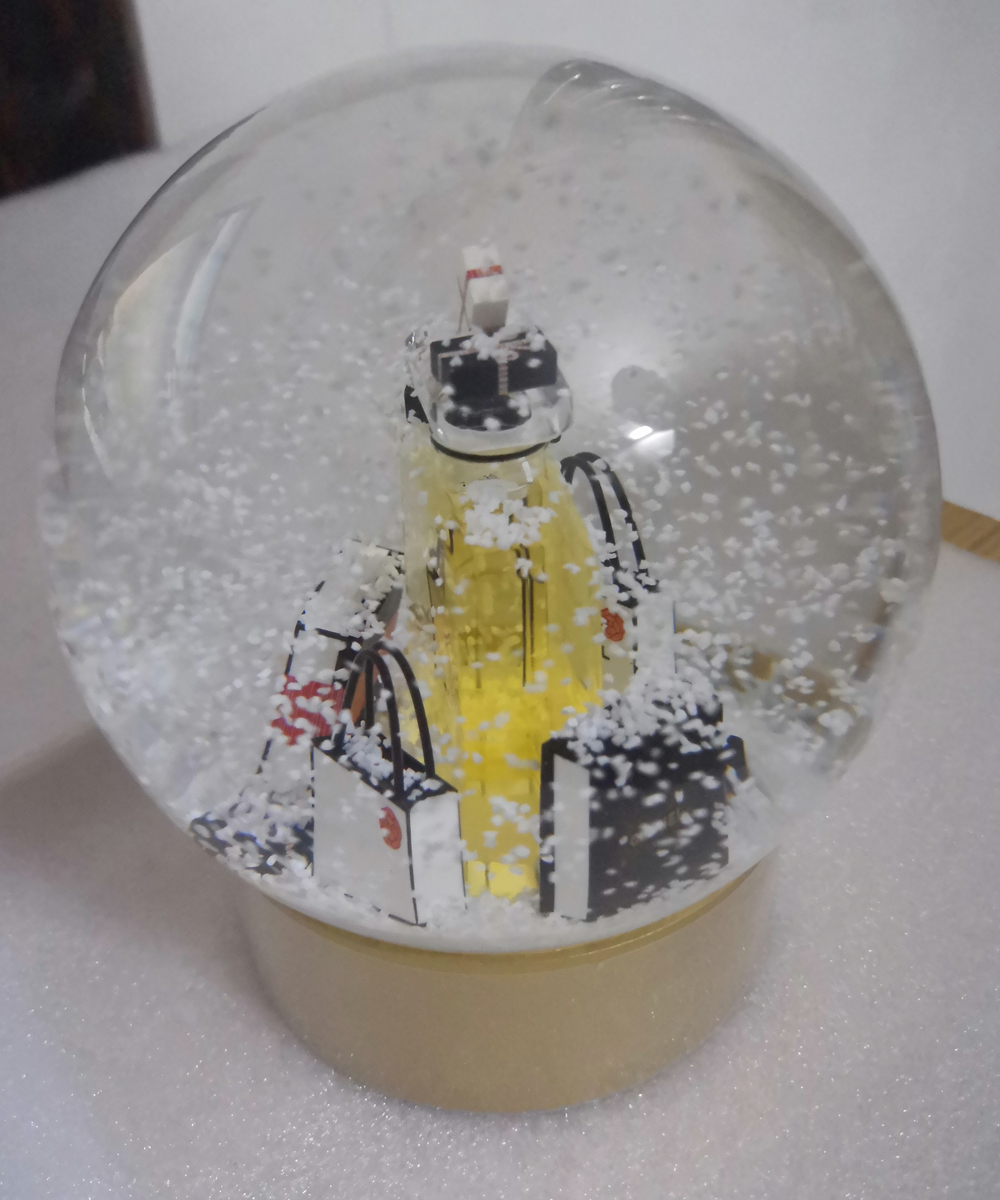 Gift Edition Designer Extravagant C Classics Hot-Selling Golden Christmas Snow Globe med parfymflaska inuti Crystal Ball för speciell födelsedagsnyhet VIP