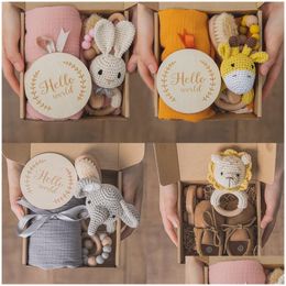 Ensembles cadeaux Serviette de bébé Born Bath Set Cadeaux Boîte Double Face Couverture en coton Hochet en bois Brosses Bracelet Clogget Produits Drop Livraison Dhlbo