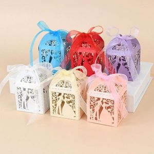 Enveloppe-cadeau 10 / 20pcs Laser Coup Couss Boîtes de bonbons creux avec ruban Romantique Mr Mme Bride Groom Packaging Box de mariage