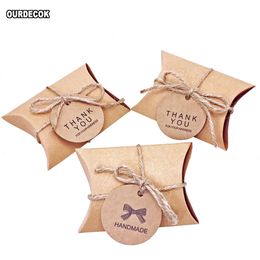 Cadeau cadeau 100 pcs / lot mignon kraft papier oreiller boîte de bonbons boîtes de faveurs de mariage avec étiquettes maison fête d'anniversaire approvisionnement 230209