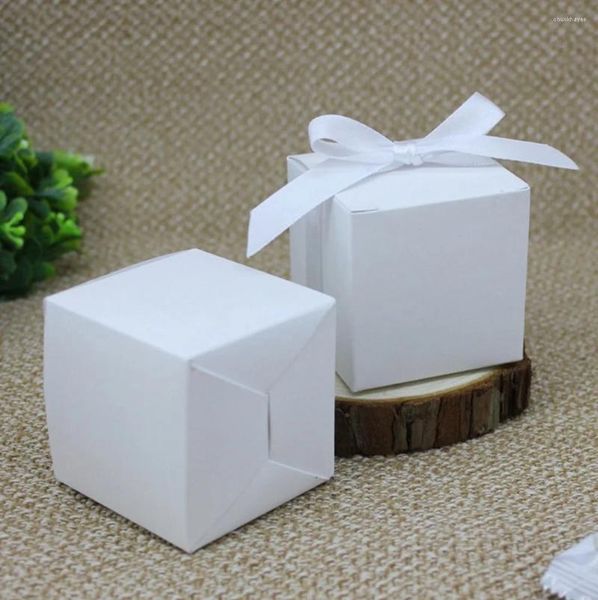 Cadeau cadeau 100pcs style européen forme carrée blanc faveurs de mariage boîtes de bonbons avec rubans papier fournitures de fête