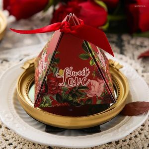 Cadeau cadeau 100pcs triangulaire faveurs de mariage fournitures fleurs rouges doux amour bonbons boîtes boîte fête chocolat