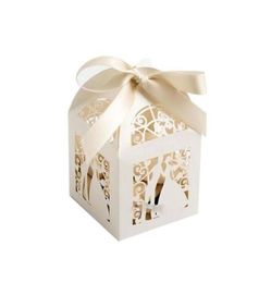 Geschenkwikkeling 100 pcset Wedding Gunsten Dozen Hollowout Paper snoepdoos met lint bruidsbaby shower decoratie Supplies1445009