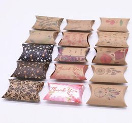 Enveloppe cadeau 102050pcs Multipatterns Boîtes en papier kraft imprimées mignons mini-sacs en forme d'oreiller pour les favoris de mariage Packaging 5364723