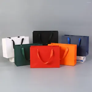 Enveloppe cadeau 10pcs sacs pour les vêtements de mariage d'anniversaire Cosmetics Paper Paper Sac Blanc Black Shopping Handsbag Hands Custom Logo