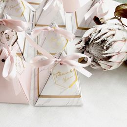 Cadeau cadeau 10pcs boîte de chocolat faveurs de mariage boîtes de bonbons de style pyramide avec des fournitures de fête de ruban de carte de remerciement