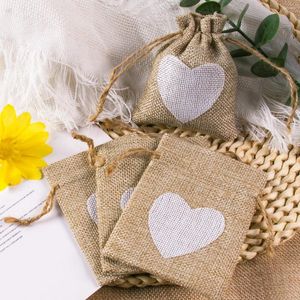 Envoltura de regalos 10pcs corazón arpillera de yute bolsas con cordón